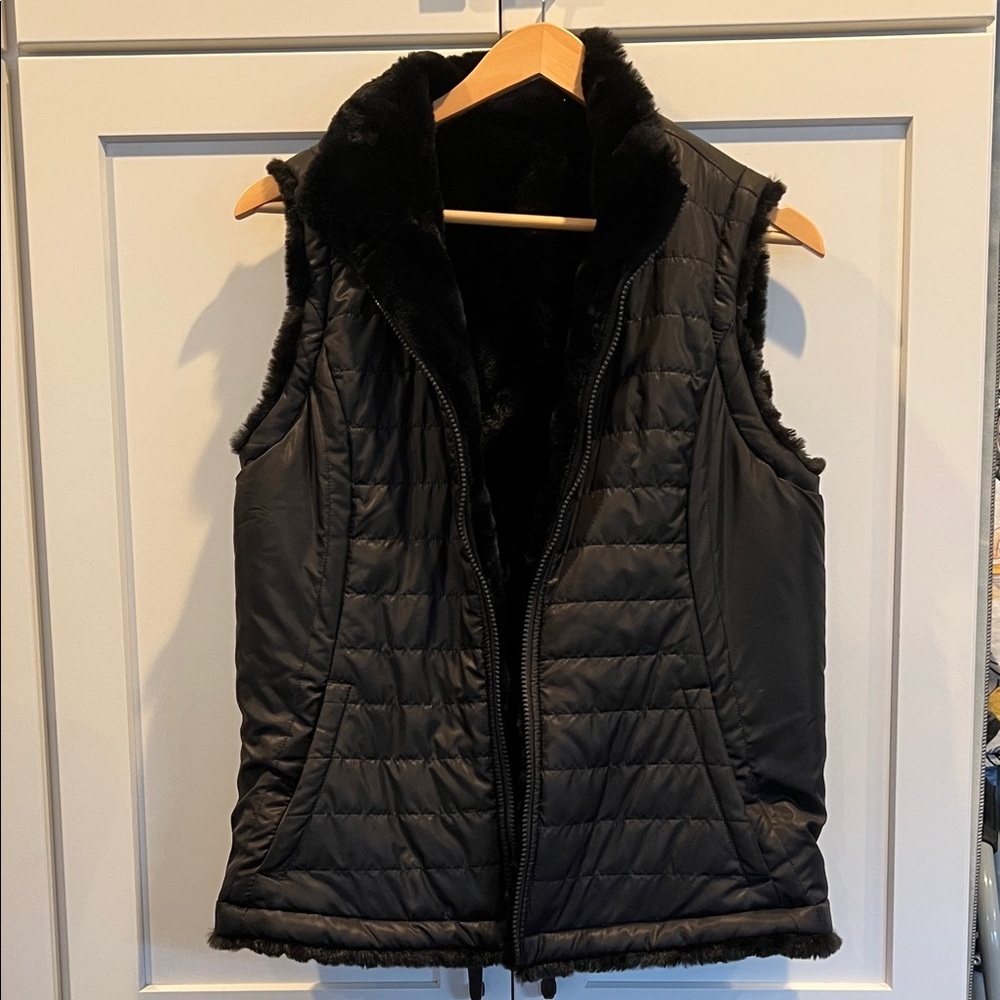 Source Unknown Black Puffer Vest with Faux Fur Trim